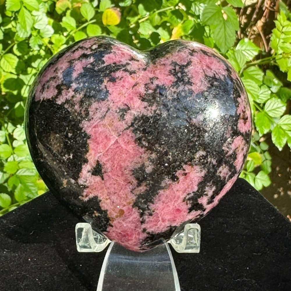 Rhodonite heart 1.1lbs. - Picture 2 of 4